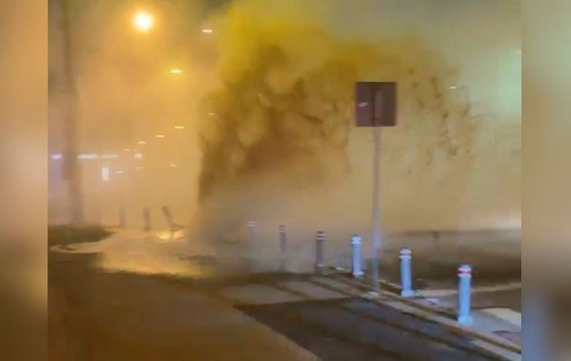 Momentul în care un șofer fugar a rupt un hidrant din Constanța și-a lăsat în urmă o cascadă, încercând să scape de polițiști