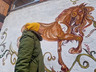 Tatiana a decorat pereții cu picturi