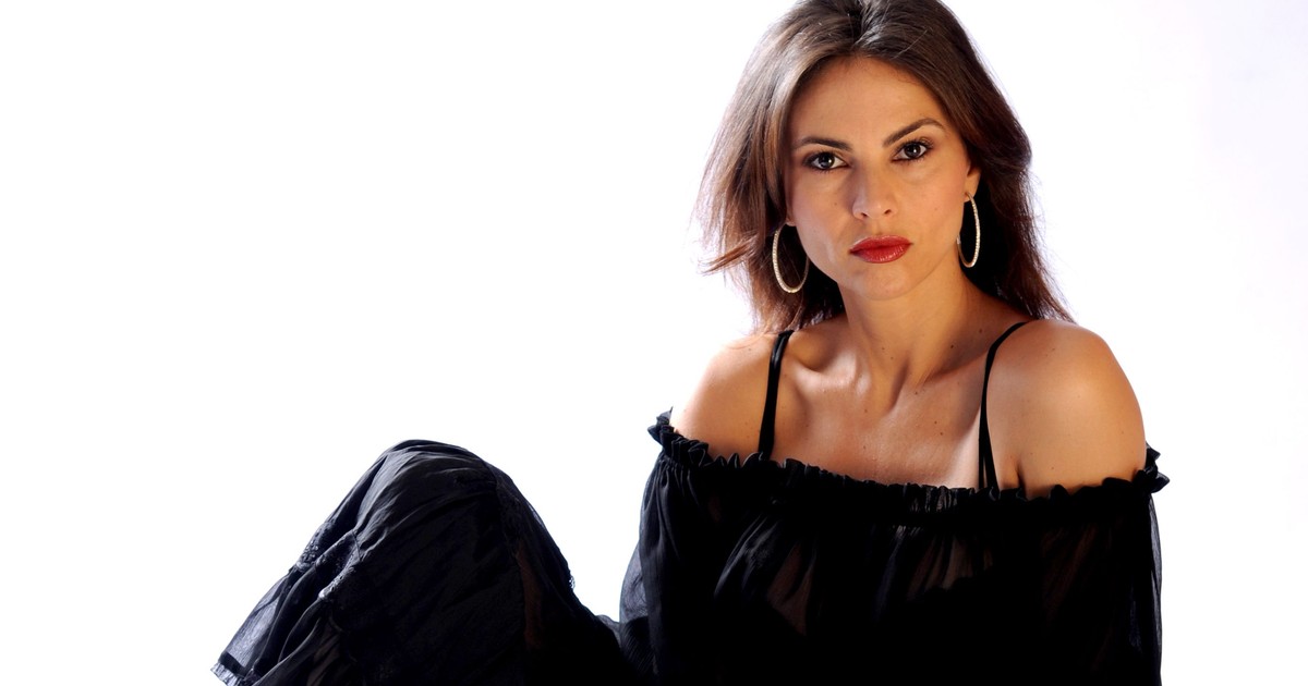 Ramona Bădescu a primit un inel de platină cu smarald. Ramona Bădescu, într-o rochie neagră, stând pe jos