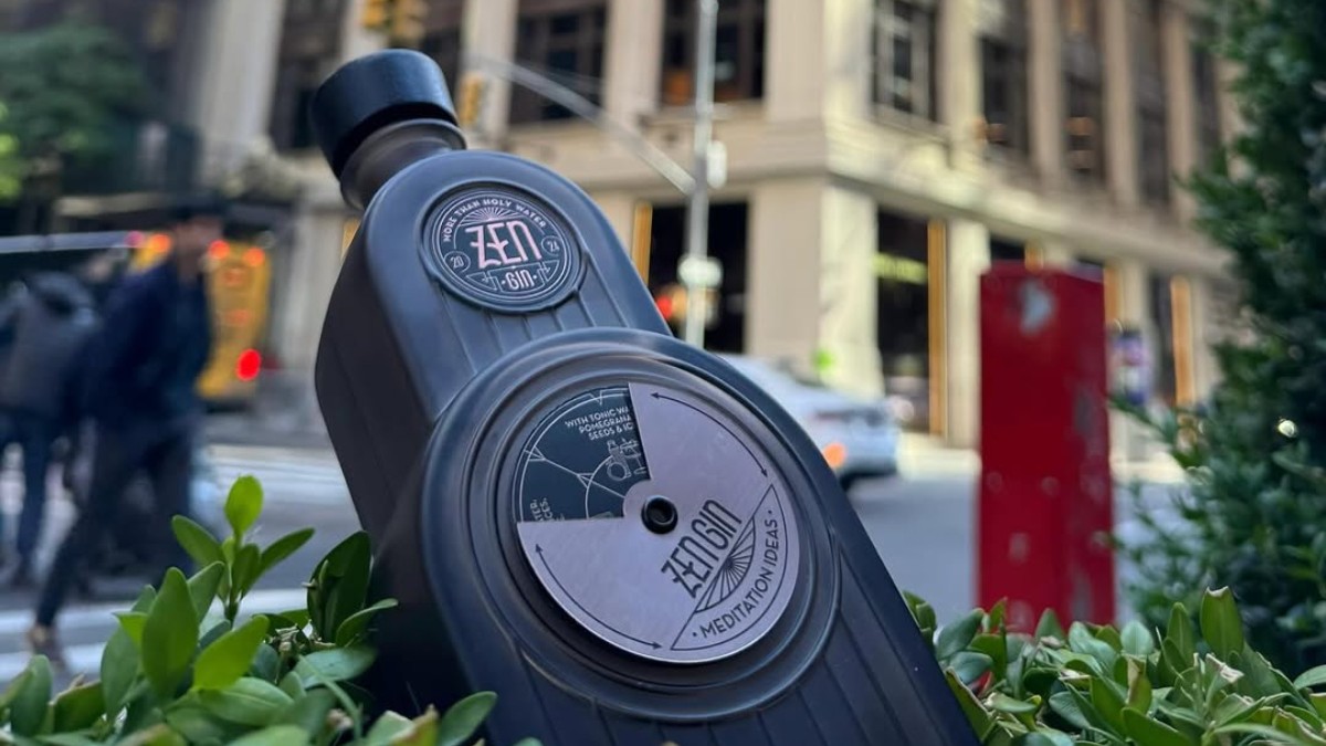 O sticlă de gin fotografiată în centrul orașului New York