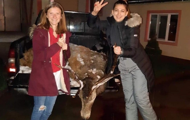 O tânără din Bihor s-a pozat cu un cerb împușcat și a intrat în vizorul Poliției