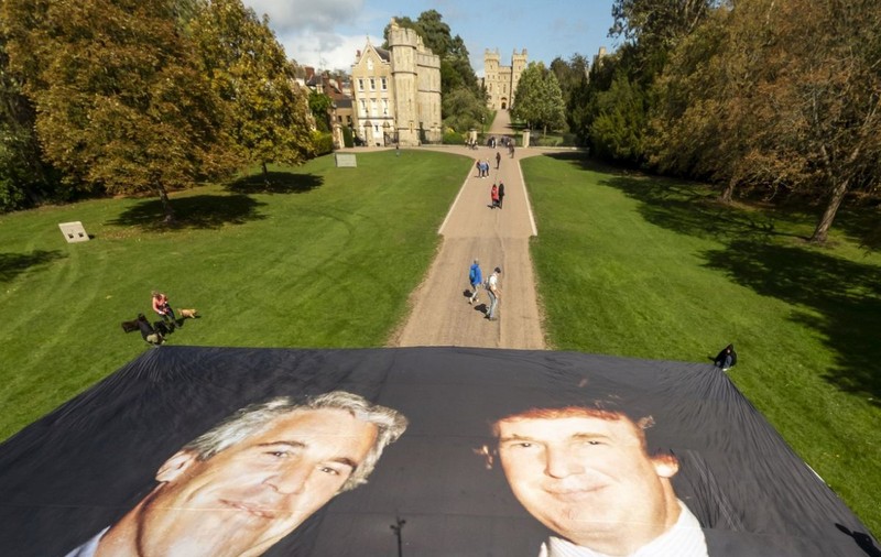 Patru oameni arestați după ce o înregistrare video Trump-Epstein a fost proiectată pe Castelul Windsor