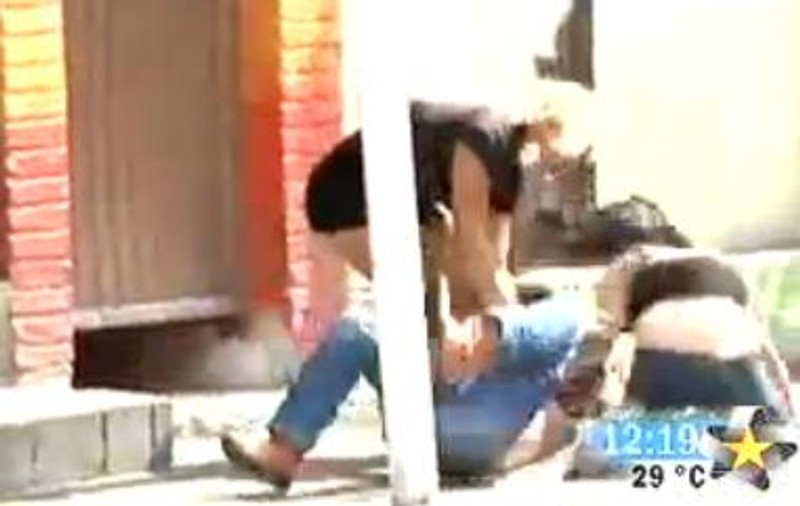 Două prostituate au jefuit un bărbat în miez de zi, în plină stradă. Totul, după o bătălie incredibilă  | VIDEO