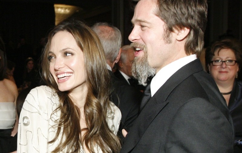 Brad Pitt şi Angelina Jolie adoră să facă yoga în doi