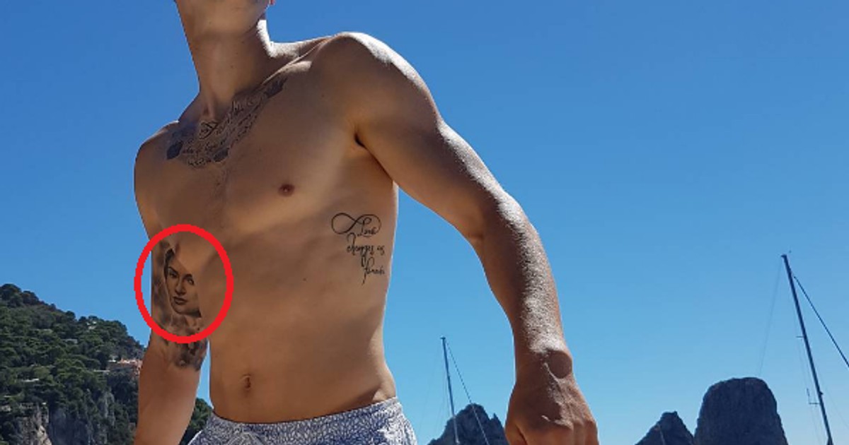 Vlad Chiriches a postat pe rețelele de socializare o fotografie din vacanță în care se vede tatuajul cu chipul soției sale