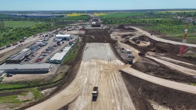 Peste 760 de muncitori și sute de utilaje au „invadat” lotul 1 pe A0 Nord: constructorul român Retter vrea să recupereze și accelerează lucrările