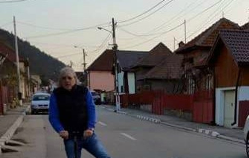 FOTO EXCLUSIV/ Mihai Constantinescu a dat în mintea copiilor la 70 de ani! Imagini spumoase cu artistul pe... trotinetă!