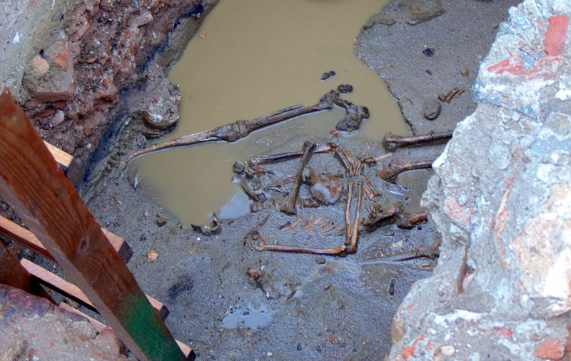 Schelet vechi de peste 500 de ani descoperit în Caransebeș