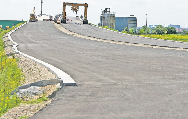Chiar vă bateţi joc de noi?! Contractul pentru bucata de drum de 6,5 km dintre şoseaua Petricani şi centura Capitalei a autostrăzii A3 e la un pas de reziliere