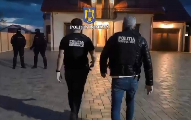 O livrare obișnuită s-a transformat într-o anchetă uriașă, în Arad. Ce au descoperit polițiștii în coletul ridicat de un curier