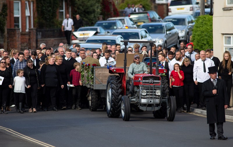 FOTO | "Regele Țiganilor" din Marea Britanie a fost condus pe ultimul drum de un tractor. Sute de oameni au asistat la funeralii