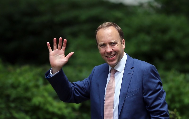 Ministrul britanic al sănătății și-a dat demisia, după ce a fost surprins sărutându-și consiliera