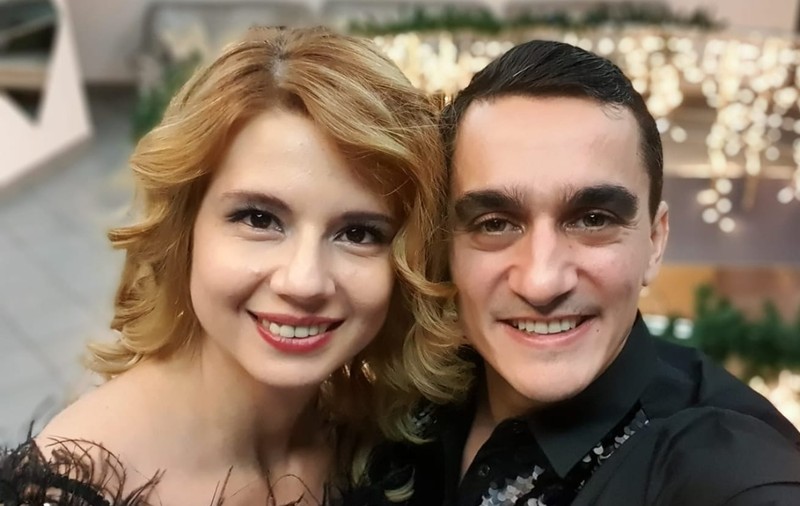 Imagini de la nunta lui Marian Drăgulescu cu Simona Carmen. Mireasa a purtat o rochie 2 în 1, iar mirele a arătat elegant în negru