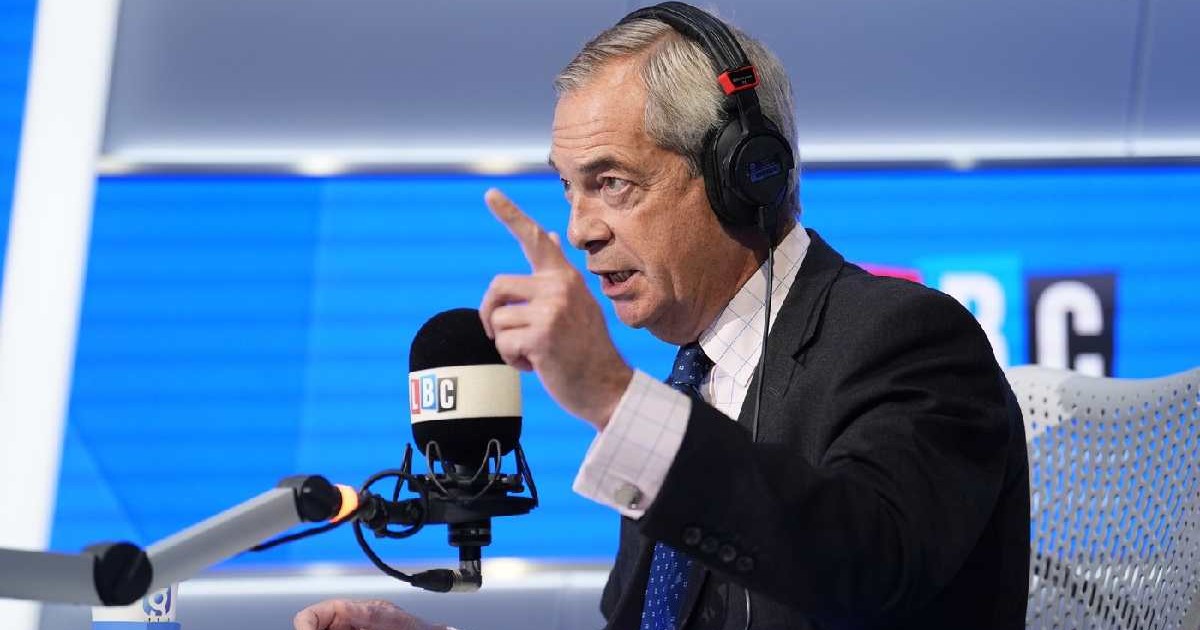 Politicianul naționalist britanic Nigel Farage, prezent la postul de radio LBC