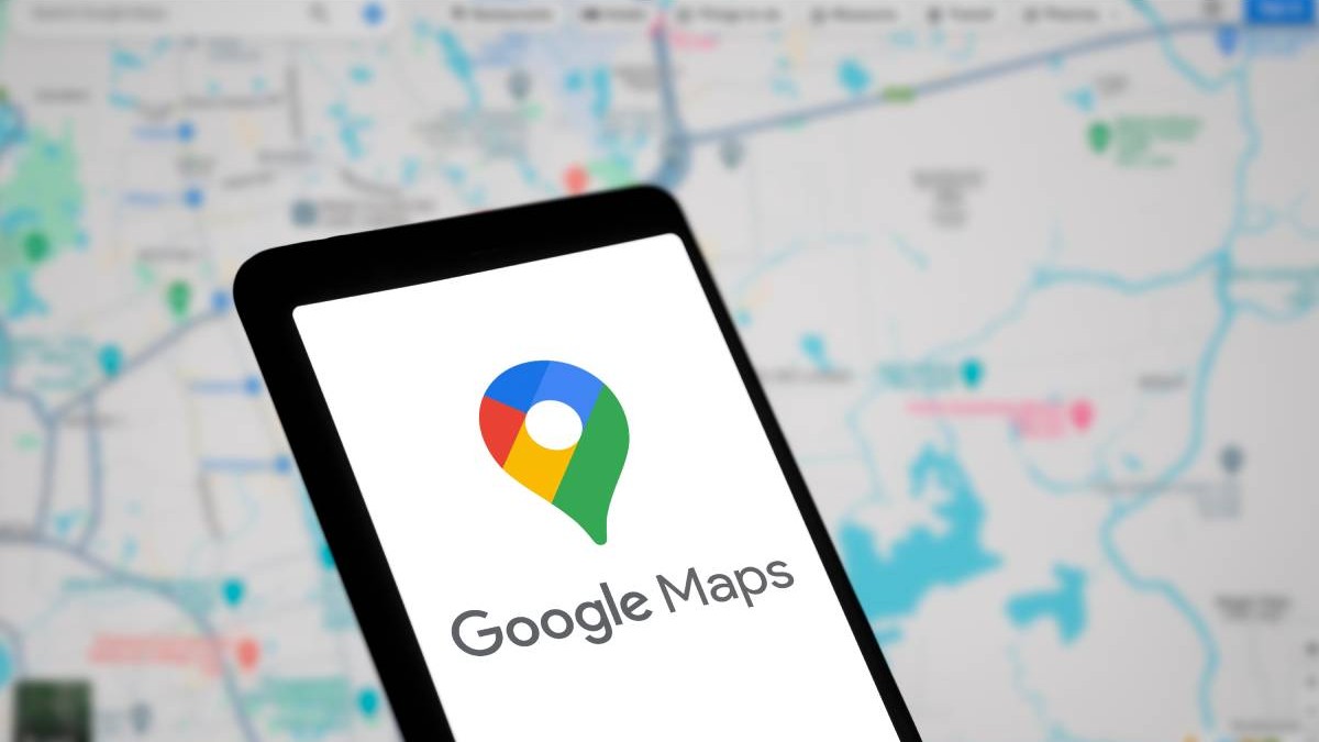 aplicatie telefon google maps pe fundal este o harta