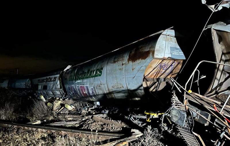 Trafic feroviar blocat între Craiova și Caracal după ce două vagoane ale unui tren de marfă s-au răsturnat și nouă au deraiat