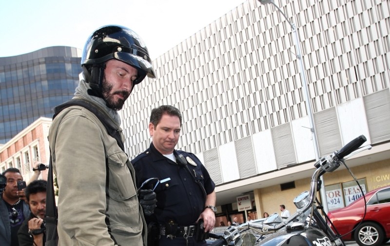Foto | Keanu Reeves, aşteptat de poliţie. Află ce s-a întâmplat