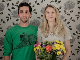 Cristian Rădulescu și iubita lui, Andreea Paștinaru, în bucătăria casei lor din Derby. UK, septembrie 2021