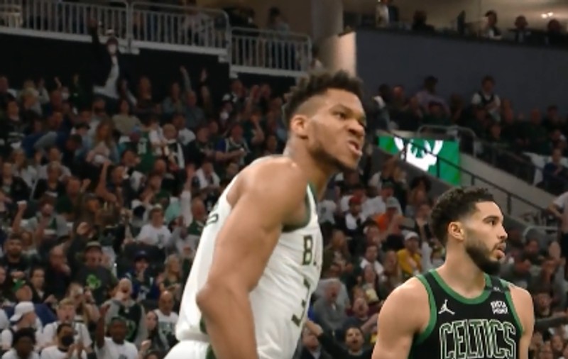 „Lasați-i să joace!”. Polemică în NBA, după ce Giannis Antetokounmpo a primit fault tehnic din cauză că s-a uitat urât la un adversar