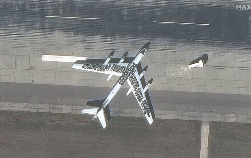 Rusia își acoperă avioanele cu anvelope pentru mașini. Explicațiile specialiștilor pentru măsura „rudimentară”