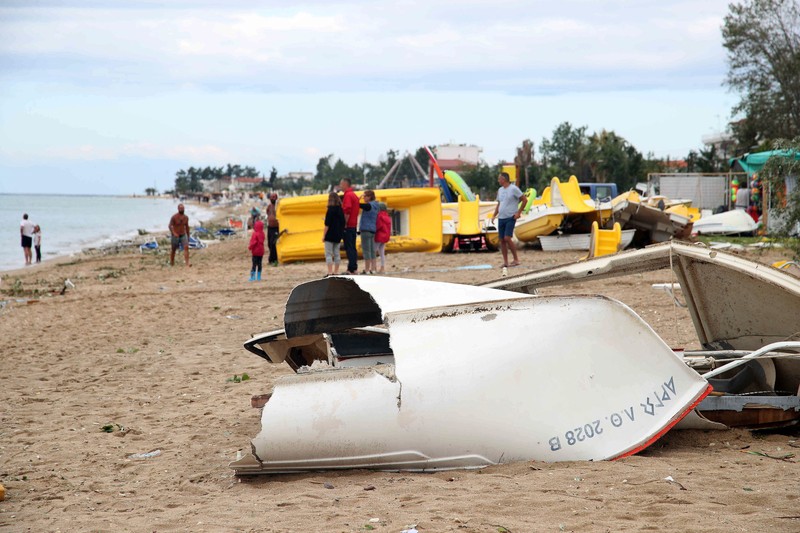 Unele ambarcațiuni au fost aruncate în mare, altele distruse la mal