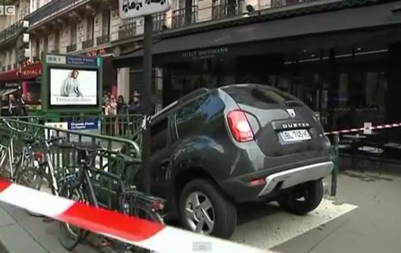 A confundat intrarea la metrou cu parcarea, în Paris! Uite cum a ajuns cu Duster-ul pe scările din subteran! VIDEO