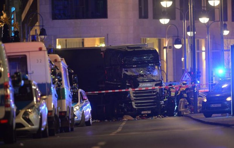 Imagini noi de la atentatul din Berlin. Momentul în care camionul intră în Piața de Crăciun a fost filmat | VIDEO