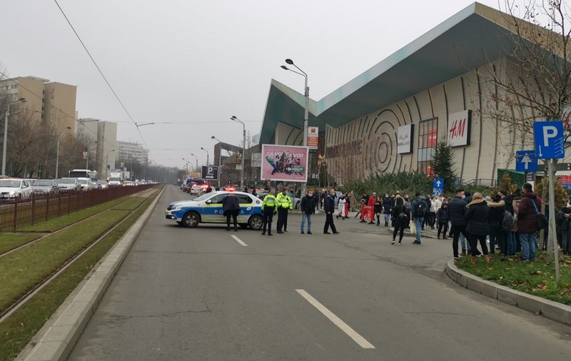 Mesajul de amenințare cu bombă de la un mall din București a fost citit de Poliție la 10 ore după ce a fost trimis. Explicațiile IGPR