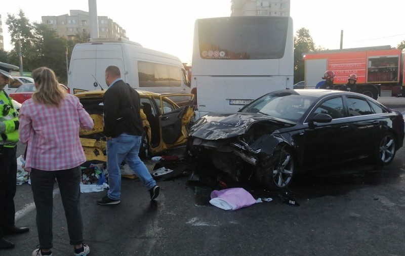 Accident într-un giratoriu din Constanța în care au fost implicate un microbuz, două mașini și un autobuz. Trei victime, transportate la spital