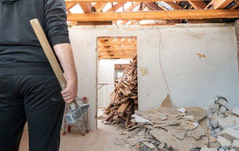 Un francez care n-a putut să dea afară o familie de români și-a distrus casa cu propriile mâini, ca să scape de ei