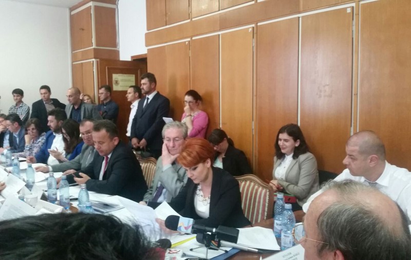 Ce prevede forma finală a legii salarizării unitare: Sporuri de suprasolicitare psihică, indemnizații de vacanță și indemnizaţii de hrană
