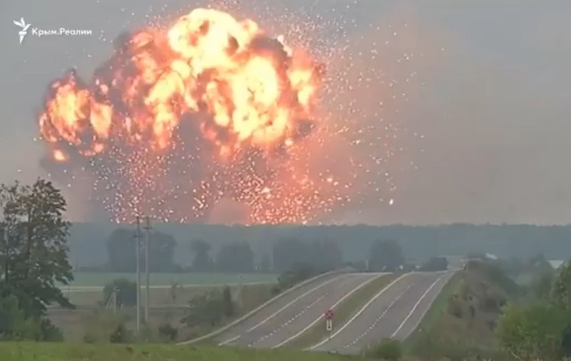 VIDEO| Explozie la un depozit de armament din Ucraina. Zeci de mii de oameni au fost evacuați