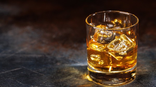 Românii cheltuie de 13 ori mai mult pe țigări și alcool decât pe educație