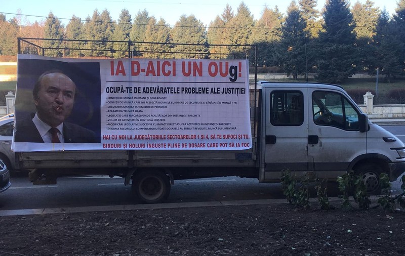 UPDATE. FOTO și VIDEO | Câțiva protestatari au aruncat cu ouă în sediul Ministerului Justiției. Cei patru au fost amendați