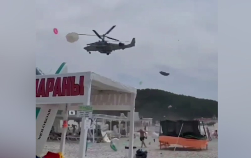 Momentul în care un elicopter de luptă rusesc zboară aproape de o plajă din Krasnodar și declanșează o „furtună” | VIDEO