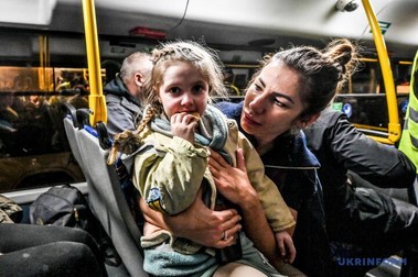 Alice, în autobuzul în care a fost evacuată din Mariupol. Foto: Ukrinform