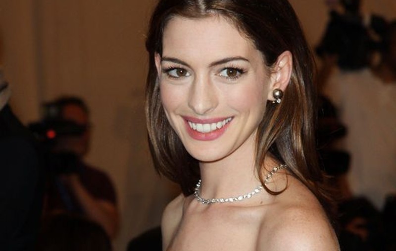 Iubitul lui Anne Hathaway este acuzat de furt 