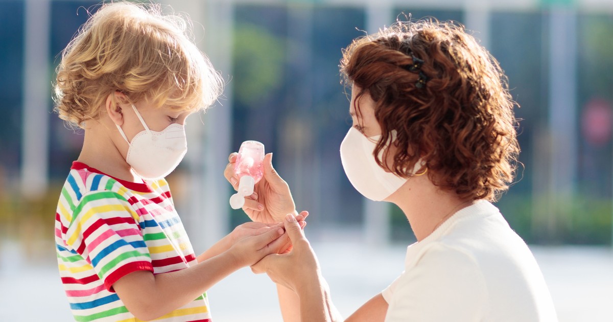 Copiii sub 10 ani care au COVID nu-și infectează părinții