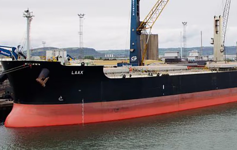 Rebelii houthi au atacat șase nave în largul coastelor Yemenului. Un pachebot, lovit de trei rachete