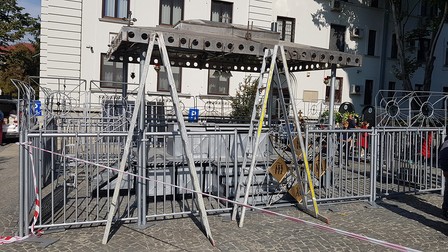 Baldachinul Sfintei Parascheva inainte de a fi impodobit cu flori