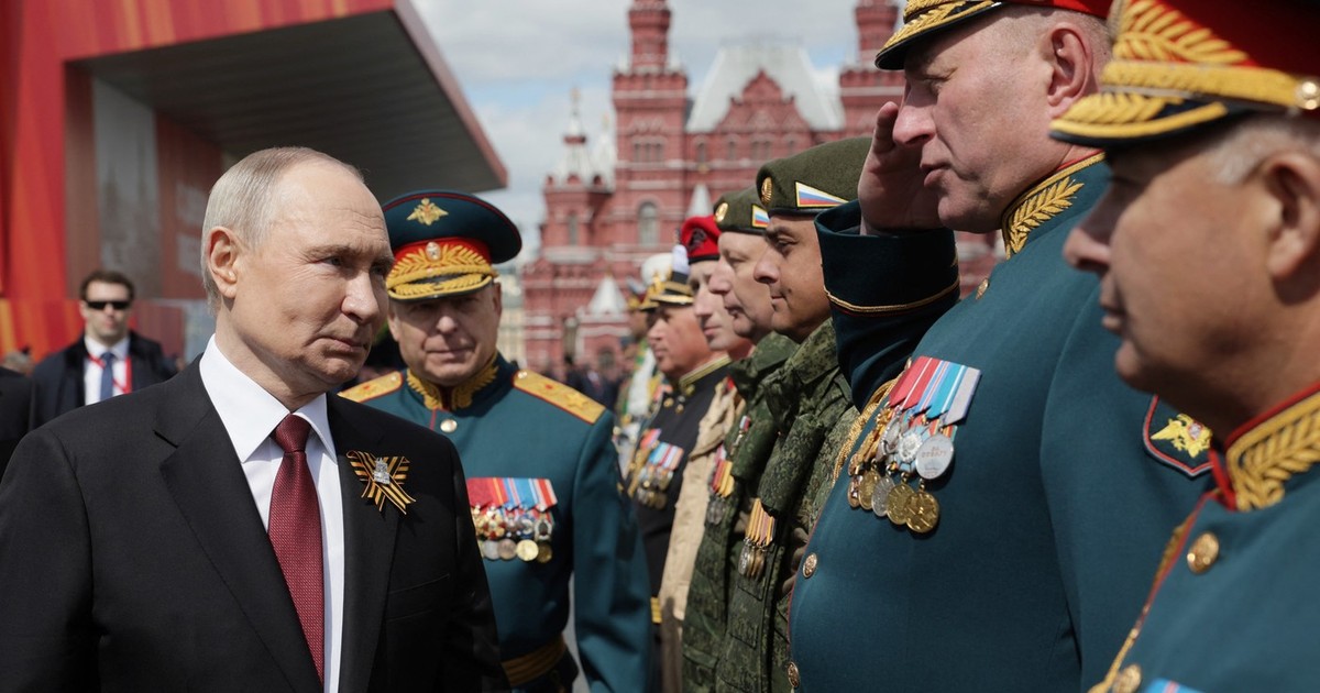 Vladimir Putin (în partea stângă a imaginii) este prezentat de propaganda rusă în timp ce salută comandanți militari la parada militară de la Moscova, pe 9 mai 2025 Foto: Profimedia