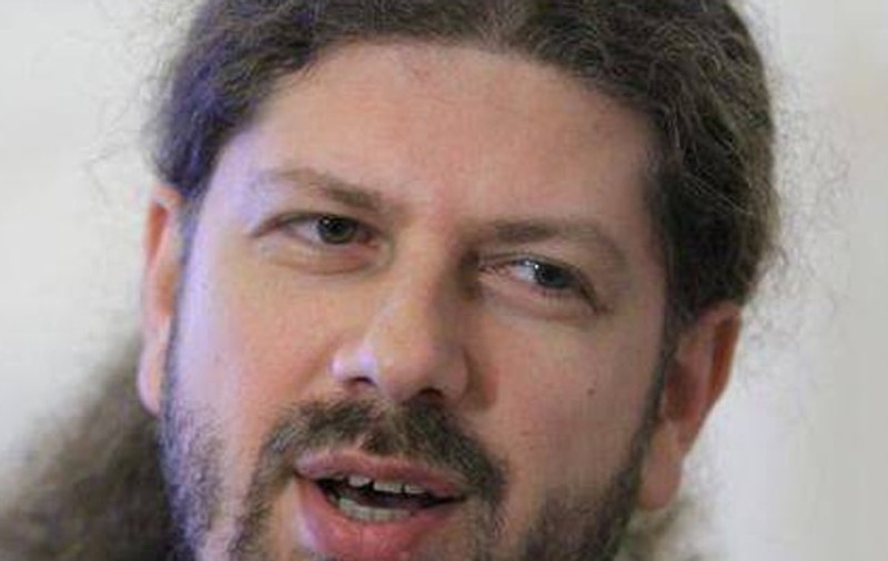 Remus Cernea E SALVAT! Un designer CELEBRU e dispus SĂ ÎL ÎMBRACE LA PATRU ACE