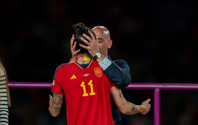 De ce sărutul forțat de după finala Cupei Mondiale a devenit „un moment epocal, cu repercusiuni importante” în Spania