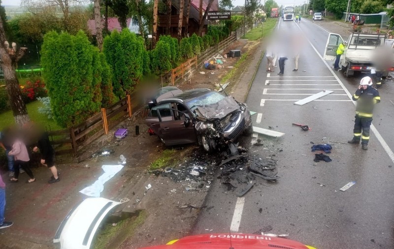 Accident cu 11 răniți, între care doi copii, în Suceava. O autoutilitară a intrat pe contrasens și a lovit două mașini