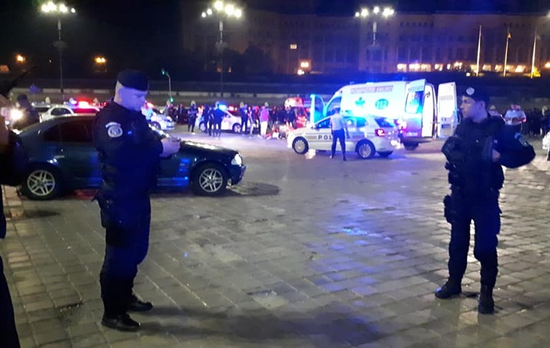 UPDATE | Crimă în Piața Constituției! Un om a murit după o bătaie cu săbii, bâte și împușcături între două clanuri rivale. Miza a fost traficul de persoane. 10 instituții importante își au sediile în apropiere