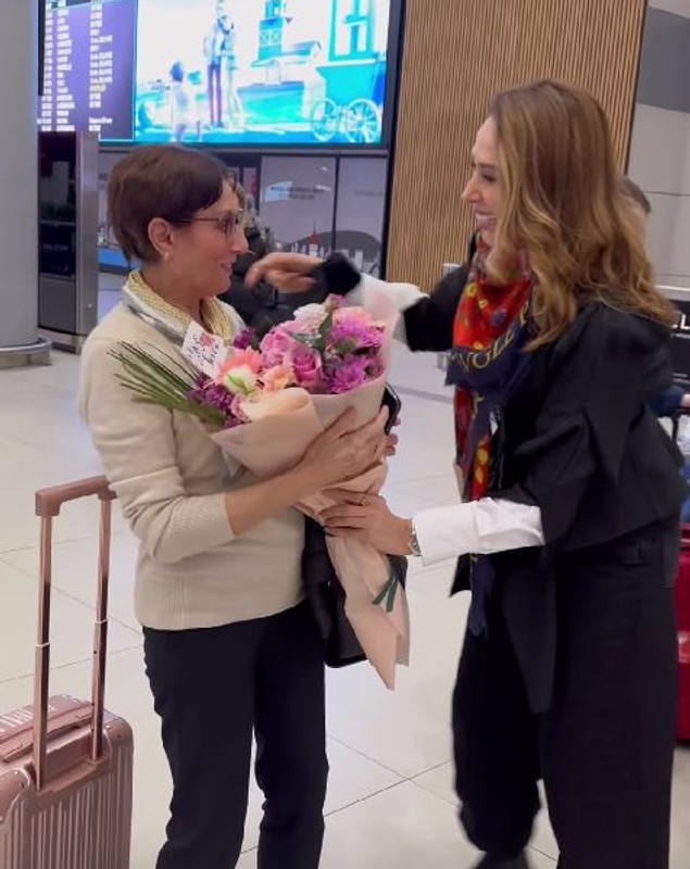 Iulia Vântur, întâlnire emoționantă cu mama ei în aeroport: „Reunite”. I-a adus flori și baloane