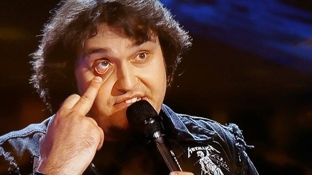 Alex Arnăutu l-a imitat perfect pe Cristi Minculescu, solistul trupei Iris