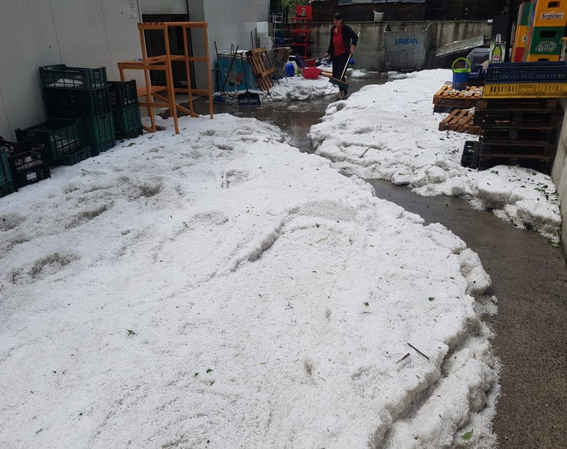 Grindină adunată cu lopata în Vâlcea. O ploaie torențială a făcut ravagii și la Sibiu