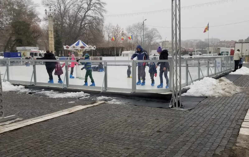 Reacția Primăriei Capitalei, la investigația Libertatea despre pationarul "pe care nu se alunecă” din Parcul Carol: "Este destinat în special copiilor și începătorilor, nu pentru patinajul artistic sau hochei"