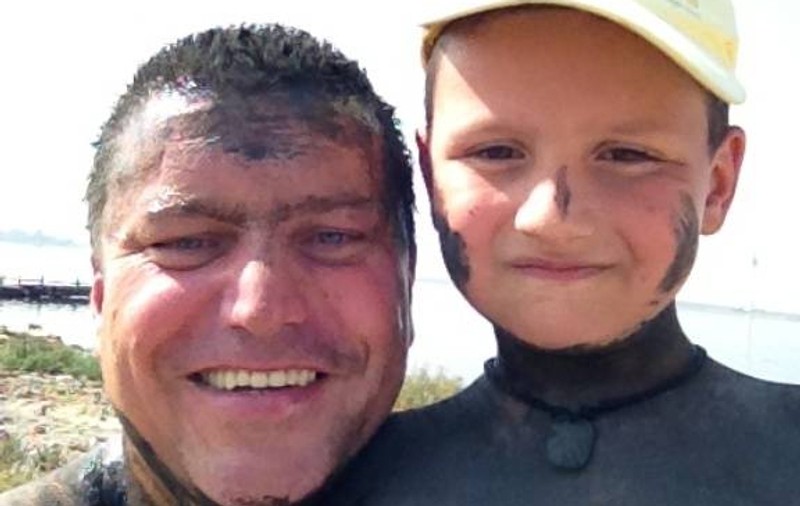 Vacanţă de senator. Cu familia la Eforie, la două stele, uns din cap până-n picioare cu nămol